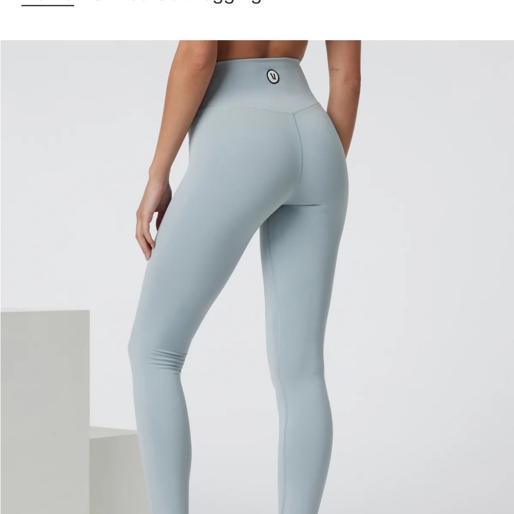 NWT! ✨Vuori Chilled Out Legging ✨. Size Medium. Color Chalk Blue.